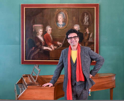 Press conference for the programme presentation of the Mozart Weeks 2022 in Salzburg, on 19 05 21 The picture shows the Intendaten of the Mozart Weeks, Rolando Villazon in front of a picture of the Mozart family and a keyboard instrument 2021 Press conference for the programme presentation of the Mozart Weeks 2022 in Salzburg, on 19 05 21
