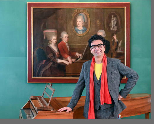 Press conference for the programme presentation of the Mozart Weeks 2022 in Salzburg, on 19 05 21 The picture shows the Intendaten of the Mozart Weeks, Rolando Villazon in front of a picture of the Mozart family and a keyboard instrument 2021 Press conference for the programme presentation of the Mozart Weeks 2022 in Salzburg, on 19 05 21