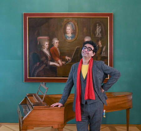 Press conference for the programme presentation of the Mozart Weeks 2022 in Salzburg, on 19 05 21 The picture shows the Intendaten of the Mozart Weeks, Rolando Villazon in front of a picture of the Mozart family and a keyboard instrument 2021 Press conference for the programme presentation of the Mozart Weeks 2022 in Salzburg, on 19 05 21