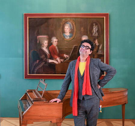 Press conference for the programme presentation of the Mozart Weeks 2022 in Salzburg, on 19 05 21 The picture shows the Intendaten of the Mozart Weeks, Rolando Villazon in front of a picture of the Mozart family and a keyboard instrument 2021 Press conference for the programme presentation of the Mozart Weeks 2022 in Salzburg, on 19 05 21