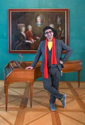 Press conference for the programme presentation of the Mozart Weeks 2022 in Salzburg, on 19 05 21 The picture shows the Intendaten of the Mozart Weeks, Rolando Villazon in front of a picture of the Mozart family and a keyboard instrument 2021 Press conference for the programme presentation of the Mozart Weeks 2022 in Salzburg, on 19 05 21