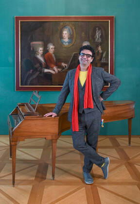Press conference for the programme presentation of the Mozart Weeks 2022 in Salzburg, on 19 05 21 The picture shows the Intendaten of the Mozart Weeks, Rolando Villazon in front of a picture of the Mozart family and a keyboard instrument 2021 Press conference for the programme presentation of the Mozart Weeks 2022 in Salzburg, on 19 05 21