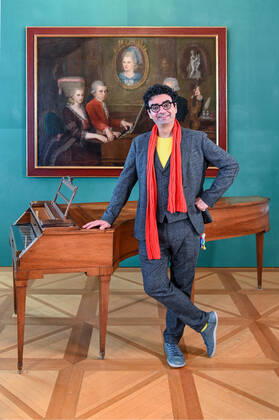 Press conference for the programme presentation of the Mozart Weeks 2022 in Salzburg, on 19 05 21 The picture shows the Intendaten of the Mozart Weeks, Rolando Villazon in front of a picture of the Mozart family and a keyboard instrument 2021 Press conference for the programme presentation of the Mozart Weeks 2022 in Salzburg, on 19 05 21