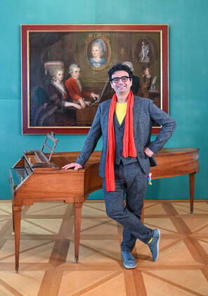 Press conference for the programme presentation of the Mozart Weeks 2022 in Salzburg, on 19 05 21 The picture shows the Intendaten of the Mozart Weeks, Rolando Villazon in front of a picture of the Mozart family and a keyboard instrument 2021 Press conference for the programme presentation of the Mozart Weeks 2022 in Salzburg, on 19 05 21