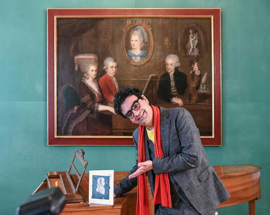 Press conference for the programme presentation of the Mozart Weeks 2022 in Salzburg, on 19 05 21 The picture shows the Intendaten of the Mozart Weeks, Rolando Villazon during his lecture for the programme presentation In the background a picture of the Mozart family can be seen Mr. Villazon stands