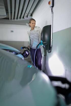  IMAGO Creative: Klimawandel - Zukunft und Innovation  Young woman charging an electric vehicle in an underground garage equiped with e-car charger. Car sharing concept. model released, Symbolfoto, 28.01.2020 12:26:01, Copyright: xLightpoetx Panthermedia28003564