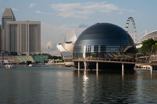 25 05 2021, Singapore, Republic of Singapore, Asia New Apple store on the waterfront in Marina Bay and downtown buildi