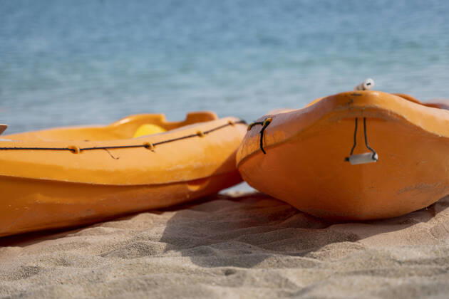 IMAGO Creative: Sommer Sport - Strand Two colorful orange kayaks on a sandy beach ready for paddlers in sunny day. Several orange recreational boats on the sand. Active tourism and water recreation. Two colorful orange kayaks on a sandy beach ready for paddlers in sunny day. Several orange recreational boats on the sand. Active tourism and water recreation Copyright: xx 28919694