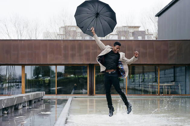 IMAGO Creative: Herbst in der Stadt Portrait of elegant black man with grey coat in the street looking away, Model released Copyright: xManuelxRuizxAlbax MR