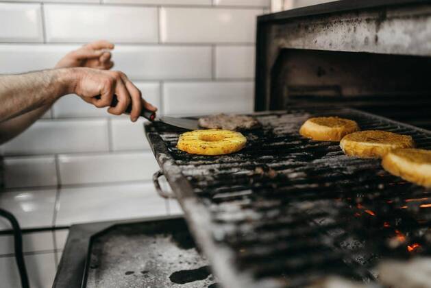  Smoky meat and ingredients grilling for burgers model released, Symbolfoto, 05.02.2020 19:35:07, Copyright: xNomadSoulx Panthermedia28076431