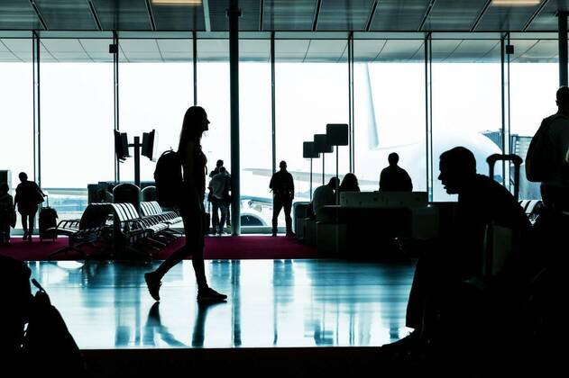  Silhouette of young woman going in waiting hall. model released, Symbolfoto, 06.02.2020 14:42:24, Copyright: xNomadSoulx Panthermedia28094704