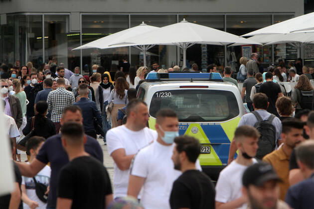 A police patrol of the state police Baden Württemberg controls the compliance with the minimum distances in the pedestrian zone and shopping street Königstraße at the Schlossplatz in the city centre of Stuttgart, Baden Württemberg, Bavaria, Germany
