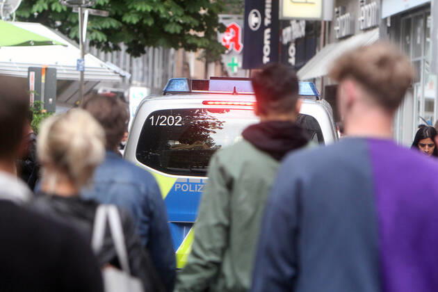 A police patrol of the state police Baden Württemberg controls the compliance with the minimum distances in the pedestrian zone and shopping street Königstraße in the city centre of Stuttgart, Baden Württemberg, Bavaria, Germany