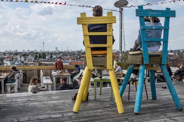 IMAGO Kreativ: Urbane Kultur - Sommer auf den D?chern Klunkerkranich Bar, Berlin People chilling at the roof top of the Klunkerkranich Bar in Berlin which is located in the Neuk?lln district. It is a unique place where you have a beautiful view over the city. Berlin Germany Copyright: xGonzalesxPhoto KimxMatthaixLelanx