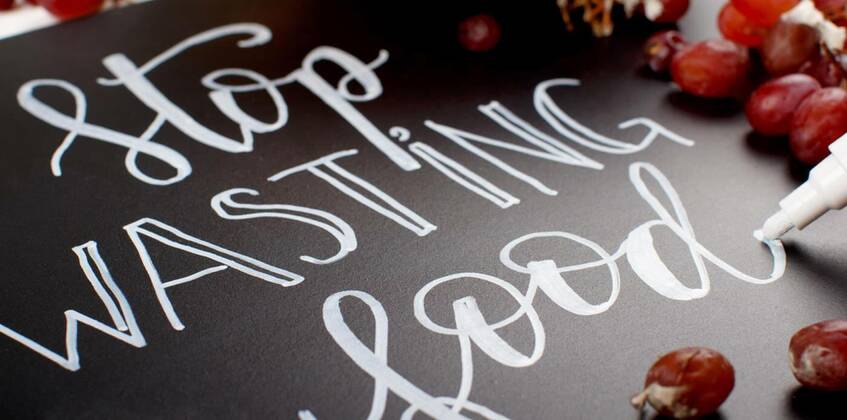  Somebody writing on a chalkboard Stop wasting food lettering, 19.02.2020 11:41:53, Copyright: xkatrinshinex Panthermedia28143487