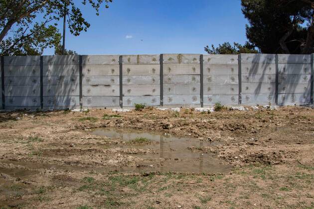 New Concrete Walls Around Diavata Refugee Camp In Greece Greece is building new concrete walls around the refugee camps across the country in the mainland and the islands. The 3meter wall was a decision by the Greek Ministry of Migration and European Commission. Asylum seekers feel like imprisonment conditions while the authorities claim its for their own security, monitoring the entrance and locking the camp during the night. Diavata refugee and migrant camp is a former military camp near the city of Thessaloniki in Northern Greece. The concrete fortification called enhanced fence has been built around the whole area of the camp. Diavata, Greece on June 6, 2021 Thessaloniki Greece economou-notitle210605_npDVN Copyright: xNicolasxEconomoux