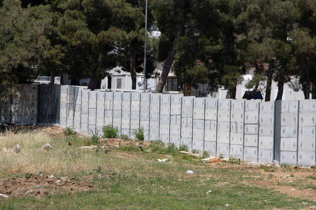 New Concrete Walls Around Diavata Refugee Camp In Greece Greece is building new concrete walls around the refugee camps across the country in the mainland and the islands. The 3meter wall was a decision by the Greek Ministry of Migration and European Commission. Asylum seekers feel like imprisonment conditions while the authorities claim its for their own security, monitoring the entrance and locking the camp during the night. Diavata refugee and migrant camp is a former military camp near the city of Thessaloniki in Northern Greece. The concrete fortification called enhanced fence has been built around the whole area of the camp. Diavata, Greece on June 6, 2021 Thessaloniki Greece economou-notitle210605_npl1K Copyright: xNicolasxEconomoux