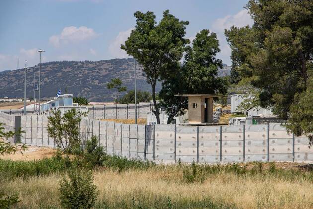 New Concrete Walls Around Diavata Refugee Camp In Greece Greece is building new concrete walls around the refugee camps across the country in the mainland and the islands. The 3meter wall was a decision by the Greek Ministry of Migration and European Commission. Asylum seekers feel like imprisonment conditions while the authorities claim its for their own security, monitoring the entrance and locking the camp during the night. Diavata refugee and migrant camp is a former military camp near the city of Thessaloniki in Northern Greece. The concrete fortification called enhanced fence has been built around the whole area of the camp. Diavata, Greece on June 6, 2021 Thessaloniki Greece economou-notitle210605_npmjh Copyright: xNicolasxEconomoux