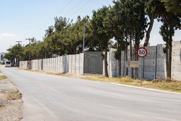 New Concrete Walls Around Diavata Refugee Camp In Greece Greece is building new concrete walls around the refugee camps across the country in the mainland and the islands. The 3meter wall was a decision by the Greek Ministry of Migration and European Commission. Asylum seekers feel like imprisonment conditions while the authorities claim its for their own security, monitoring the entrance and locking the camp during the night. Diavata refugee and migrant camp is a former military camp near the city of Thessaloniki in Northern Greece. The concrete fortification called enhanced fence has been built around the whole area of the camp. Diavata, Greece on June 6, 2021 Thessaloniki Greece economou-notitle210605_npmP6 Copyright: xNicolasxEconomoux