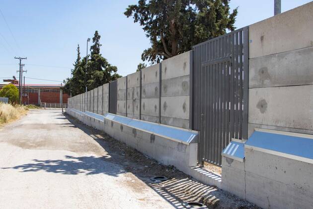 New Concrete Walls Around Diavata Refugee Camp In Greece Greece is building new concrete walls around the refugee camps across the country in the mainland and the islands. The 3meter wall was a decision by the Greek Ministry of Migration and European Commission. Asylum seekers feel like imprisonment conditions while the authorities claim its for their own security, monitoring the entrance and locking the camp during the night. Diavata refugee and migrant camp is a former military camp near the city of Thessaloniki in Northern Greece. The concrete fortification called enhanced fence has been built around the whole area of the camp. Diavata, Greece on June 6, 2021 Thessaloniki Greece economou-notitle210605_npoaZ Copyright: xNicolasxEconomoux