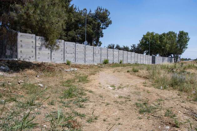 New Concrete Walls Around Diavata Refugee Camp In Greece Greece is building new concrete walls around the refugee camps across the country in the mainland and the islands. The 3meter wall was a decision by the Greek Ministry of Migration and European Commission. Asylum seekers feel like imprisonment conditions while the authorities claim its for their own security, monitoring the entrance and locking the camp during the night. Diavata refugee and migrant camp is a former military camp near the city of Thessaloniki in Northern Greece. The concrete fortification called enhanced fence has been built around the whole area of the camp. Diavata, Greece on June 6, 2021 Thessaloniki Greece economou-notitle210605_npdfc Copyright: xNicolasxEconomoux