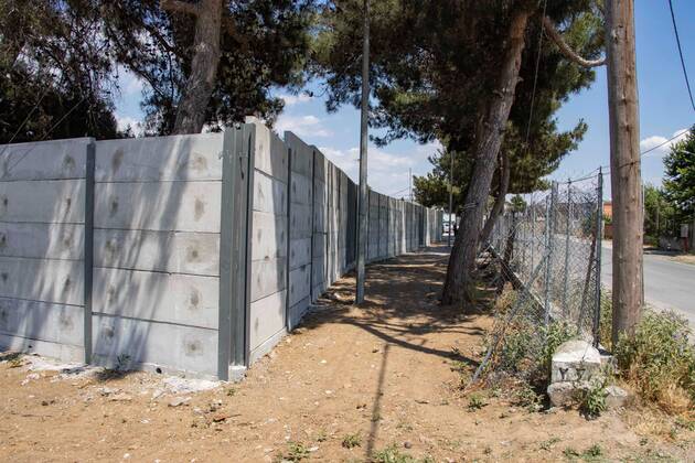 New Concrete Walls Around Diavata Refugee Camp In Greece Greece is building new concrete walls around the refugee camps across the country in the mainland and the islands. The 3meter wall was a decision by the Greek Ministry of Migration and European Commission. Asylum seekers feel like imprisonment conditions while the authorities claim its for their own security, monitoring the entrance and locking the camp during the night. Diavata refugee and migrant camp is a former military camp near the city of Thessaloniki in Northern Greece. The concrete fortification called enhanced fence has been built around the whole area of the camp. Diavata, Greece on June 6, 2021 Thessaloniki Greece economou-notitle210605_npe0C Copyright: xNicolasxEconomoux