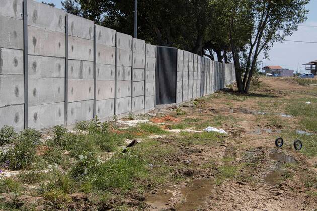 New Concrete Walls Around Diavata Refugee Camp In Greece Greece is building new concrete walls around the refugee camps across the country in the mainland and the islands. The 3meter wall was a decision by the Greek Ministry of Migration and European Commission. Asylum seekers feel like imprisonment conditions while the authorities claim its for their own security, monitoring the entrance and locking the camp during the night. Diavata refugee and migrant camp is a former military camp near the city of Thessaloniki in Northern Greece. The concrete fortification called enhanced fence has been built around the whole area of the camp. Diavata, Greece on June 6, 2021 Thessaloniki Greece economou-notitle210605_npu60 Copyright: xNicolasxEconomoux
