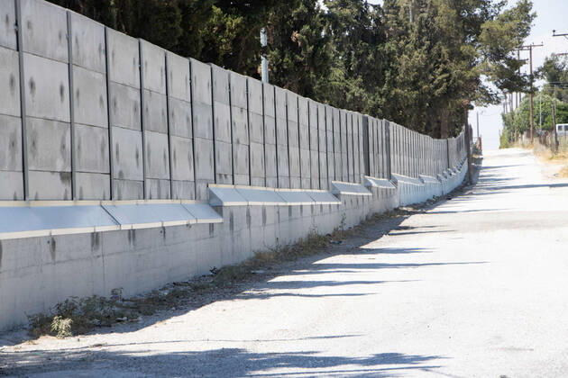 New Concrete Walls Around Diavata Refugee Camp In Greece Greece is building new concrete walls around the refugee camps across the country in the mainland and the islands. The 3meter wall was a decision by the Greek Ministry of Migration and European Commission. Asylum seekers feel like imprisonment conditions while the authorities claim its for their own security, monitoring the entrance and locking the camp during the night. Diavata refugee and migrant camp is a former military camp near the city of Thessaloniki in Northern Greece. The concrete fortification called enhanced fence has been built around the whole area of the camp. Diavata, Greece on June 6, 2021 Thessaloniki Greece economou-notitle210605_npypL Copyright: xNicolasxEconomoux