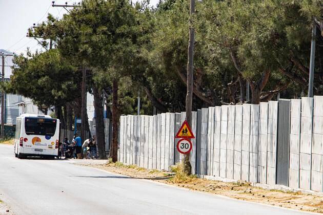 New Concrete Walls Around Diavata Refugee Camp In Greece Greece is building new concrete walls around the refugee camps across the country in the mainland and the islands. The 3meter wall was a decision by the Greek Ministry of Migration and European Commission. Asylum seekers feel like imprisonment conditions while the authorities claim its for their own security, monitoring the entrance and locking the camp during the night. Diavata refugee and migrant camp is a former military camp near the city of Thessaloniki in Northern Greece. The concrete fortification called enhanced fence has been built around the whole area of the camp. Diavata, Greece on June 6, 2021 Thessaloniki Greece economou-notitle210605_npazc Copyright: xNicolasxEconomoux