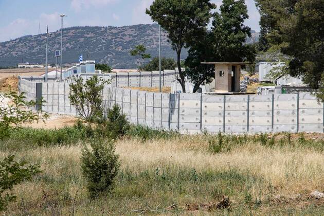 New Concrete Walls Around Diavata Refugee Camp In Greece Greece is building new concrete walls around the refugee camps across the country in the mainland and the islands. The 3meter wall was a decision by the Greek Ministry of Migration and European Commission. Asylum seekers feel like imprisonment conditions while the authorities claim its for their own security, monitoring the entrance and locking the camp during the night. Diavata refugee and migrant camp is a former military camp near the city of Thessaloniki in Northern Greece. The concrete fortification called enhanced fence has been built around the whole area of the camp. Diavata, Greece on June 6, 2021 Thessaloniki Greece economou-notitle210605_npiCr Copyright: xNicolasxEconomoux