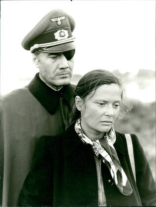 Fliegen und Stürzen Das Bild zeigt einen Ausschnitt aus dem deutschen TV-Drama Fliegen und Stürzen. Es sind die Schauspieler Cordula Trantow und Wolfgang Arps zu sehen. Copyright: TelePress UnitedArchivesIMS_3624879F EDITORIAL USE ONLY