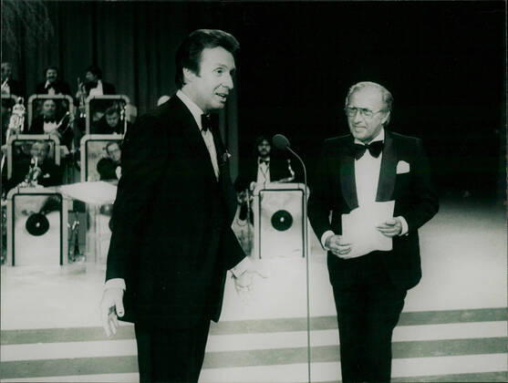 Peter Alexander präsentiert Spezialitäten Gastgeber Peter Alexander in seiner Fernsehshow Peter Alexander präsentiert Spezialitäten . ! AUFNAHMEDATUM GESCHÄTZT Copyright: TelePress UnitedArchivesIMS_3646792F EDITORIAL USE ONLY !ACHTUNG AUFNAHMEDATUM GESCHÄTZT!