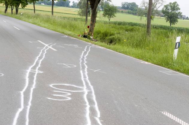 accident traces and memorial for a traffic victim at the roadside car car accident fatal traffic accident traffic accident victim remembrance commemoration speed Copyright: xAchimxDuwentästerx