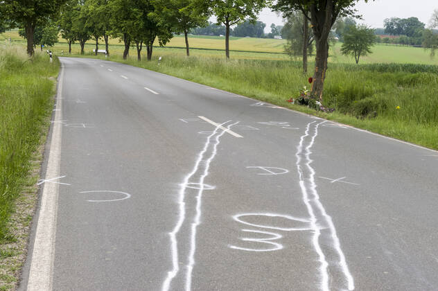 accident traces and memorial for a traffic victim at the roadside car car accident fatal traffic accident traffic accident victim remembrance commemoration speed Copyright: xAchimxDuwentästerx