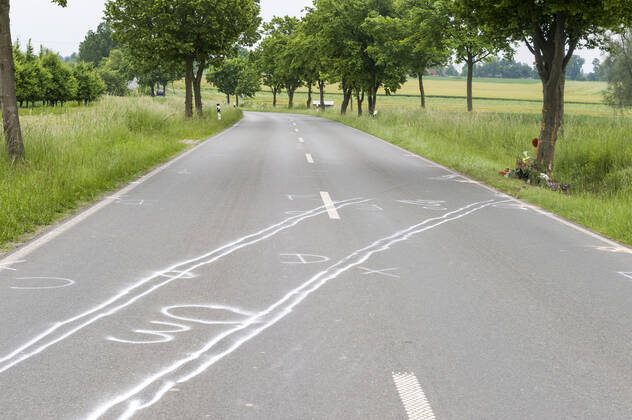 accident traces and memorial for a traffic victim at the roadside car car accident fatal traffic accident traffic accident victim remembrance commemoration speed Copyright: xAchimxDuwentästerx