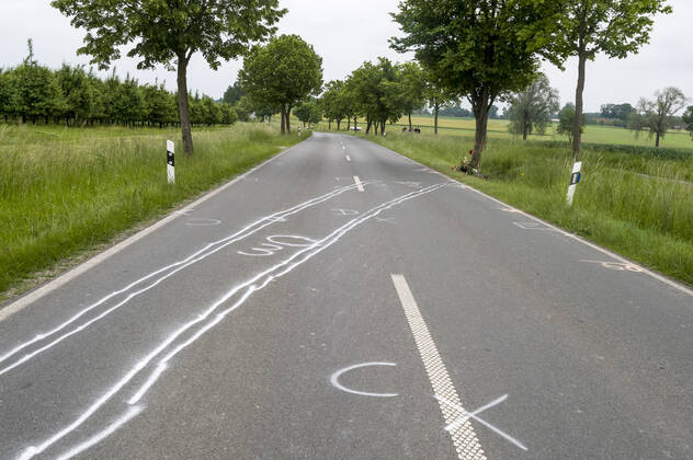 accident traces and memorial for a traffic victim at the roadside car car accident fatal traffic accident traffic accident victim remembrance commemoration speed Copyright: xAchimxDuwentästerx