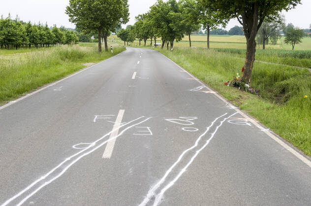 accident traces and memorial for a traffic victim at the roadside car car accident fatal traffic accident traffic accident victim remembrance commemoration speed Copyright: xAchimxDuwentästerx