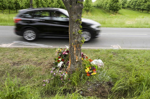 accident traces and memorial for a traffic victim at the roadside car car accident fatal traffic accident traffic accident victim remembrance commemoration speed Copyright: xAchimxDuwentästerx