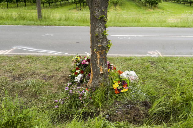 accident traces and memorial for a traffic victim at the roadside car car accident fatal traffic accident traffic accident victim remembrance commemoration speed Copyright: xAchimxDuwentästerx