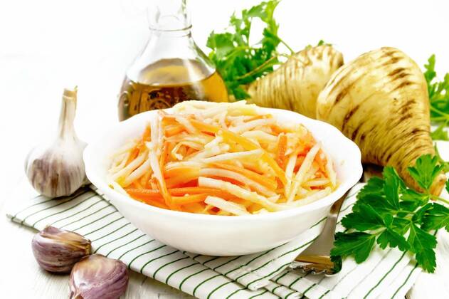  Salad of parsnip and carrot on board, 01.03.2020 10:54:15, Copyright: xrezkrrx Panthermedia28169687