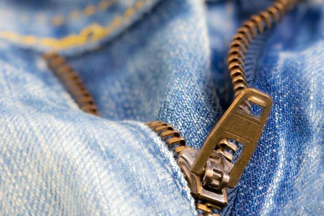  Open zipper of a worn out jeans, 06.03.2020 20:56:10, Copyright: xmanfredxyx Panthermedia28182917