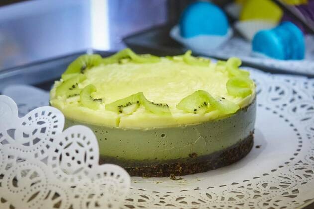  Beautiful and delicious homemade cake. Green color cake with kiwi., 17.03.2020 12:30:15, Copyright: xserkucherx Panthermedia28202383