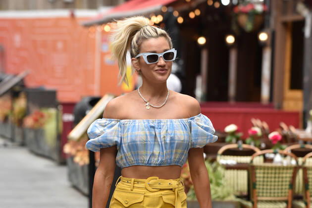 June 11, 2021, London, United Kingdom: Ashley Roberts seen at Global Radio Studios in London. London United Kingdom - ZUMAs197 20210611_zaa_s197_018 Copyright: xJamesxWarrenx