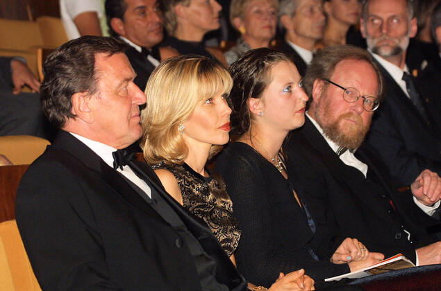 Jewish Museum 09 09 2001 Politicians Federal Chancellor Dr Gerhard Fritz Kurt Schroeder SPD Mrs Doris Schroeder Koepf Wolfgang Thierse with daughter, official opening ceremony Jewish Museum in the Berlin Philharmonie, Herbert von Karajan Strasse 1, Berlin 09 09 2001 XXX
