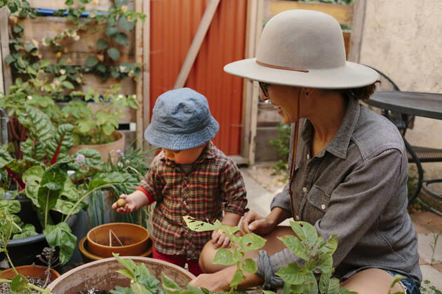 IMAGO Creative: Klimawandel - Zukunft und Innovation Mother looking at toddler boy in back yard garden model released Symbolfoto property released ACTF00018