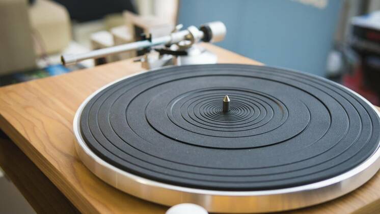  Close-up of modern turntable vinyl record player. Needle of a vinyl record, 03.04.2020 17:21:42, Copyright: xrealcontentx Panthermedia28266233
