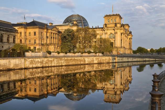 Reichstag with Spree in morning light, German Bundestag at the government district, Germany, Berlin Reichstag building with Spree in morning light, German Bundestag at the government district, Germany, Berlin BLWS645047 Copyright: xblickwinkel S.xZiesex