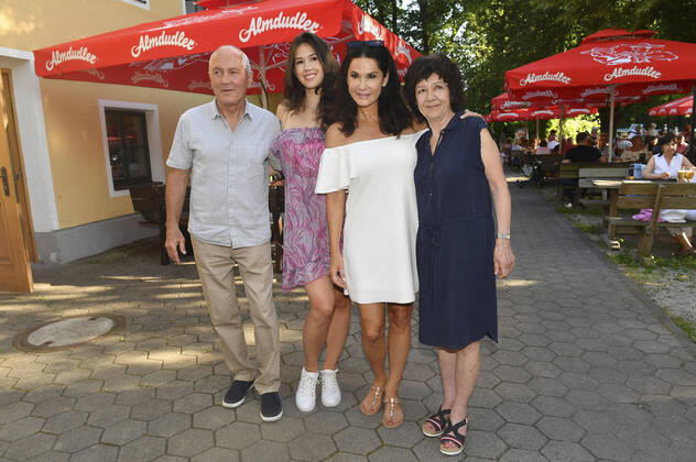 Mariella Ahrens with parents and daughter Isabella von Faber Castell at the premiere of the play Das Blaue vom Himmel at the open-air stage Siebenbrunn Munich, 17 06 2021 Foto:xB.xInsingerx xFuturexImage