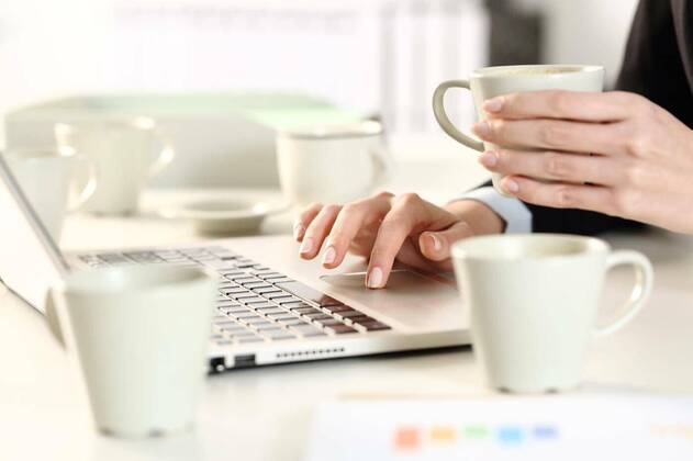  Executive hands overworking taking caffeine drink model released, Symbolfoto, 20.04.2020 12:53:54, Copyright: xAntonioGuillemx Panthermedia28345355
