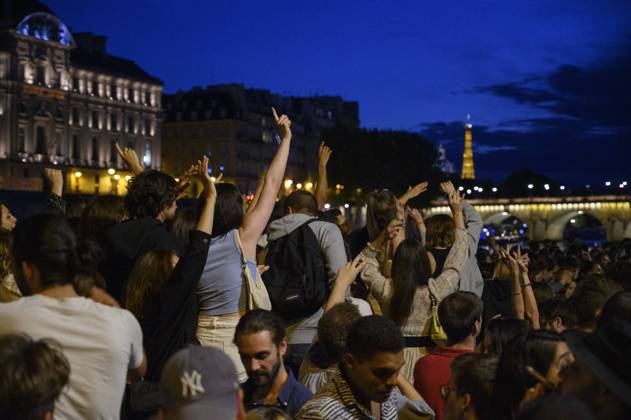 Despite the government s restrictions, Parisians will meet in the parks on the banks of the Seine or in the squares to celebrate the end of the curfew and the fete de la musique, in Paris on 21 June 2021.  JulienxMattiax xLexPictorium LePictorium_0249704